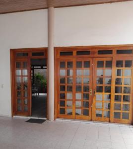 an entrance to a building with wooden doors at Ampla Casa Duplex com 4 suítes in Teresina