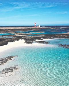 コティージョにあるCasa cotilloの海の灯台付き海水浴場