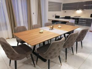 a dining room table and chairs in a kitchen at Villa d’Ebene in Ebene