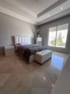 Tempat tidur dalam kamar di Villa 3alame