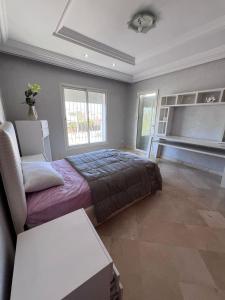- une grande chambre avec un lit et un canapé dans l'établissement Villa 3alame, à Temara