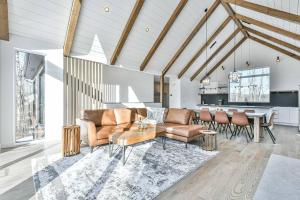 - un salon avec un canapé et une table dans l'établissement The Glam Shack - Golf, Ski, Spa, à Saint-Faustin–Lac-Carré