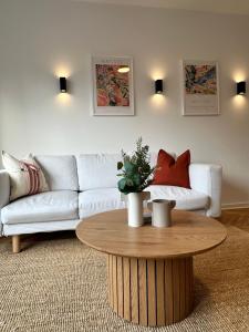 un salon avec un canapé et une table basse dans l'établissement Exklusives City Apartment - Balkon - 24h Check-in, à Kiel