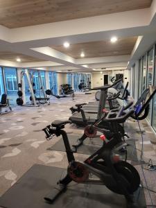 Centrum fitness w obiekcie Gorgeous Riverwalk View Condo 1241