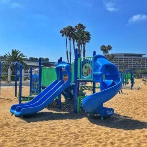 um parque infantil na areia numa praia em Exclusive property in the heart of marina del rey em Los Angeles