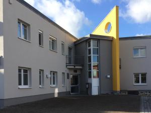 a building with a yellow and white building at Ferienwohnung Hospitalgraben in Weimar