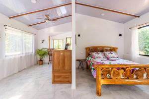 Кровать или кровати в номере Casa Hummingbird Peace & Nature