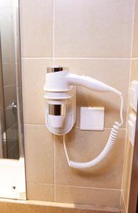 a phone on the wall of a bathroom at فندق روزن المسك مكة توصيل للحرم in Al ‘Azīzīyah