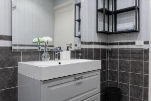 La salle de bains est pourvue d'un lavabo blanc et d'un miroir. dans l'établissement Ultra-modern 4BR in Maadi Degla, au Caire