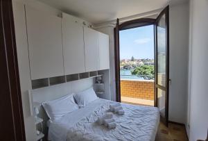 カターニアにあるLuxury Sisters House "Il Porticciolo"のベッドとタオル2枚のある寝室 +22枚の写真