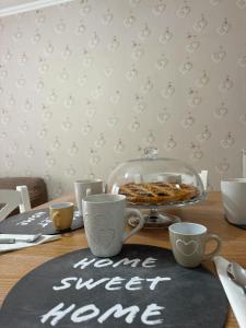 una mesa con un cartel que diga más dulce hogar en Casa vacanze Valemì, en Zagarolo