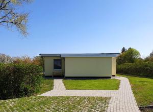uma casa com um passadiço à sua frente em Ferienhaus Winkler - FeWo Nordland - KEINE MONTEURE em Schwerin