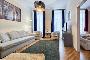 ショプロンにあるSzéchenyi Apartment Sopronのリビングルーム(ソファ、テレビ付)