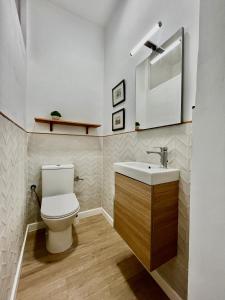 a bathroom with a toilet and a sink at Santo Domingo in Santa Cruz de Tenerife