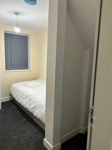een slaapkamer met een bed en een raam in een kamer bij Stunning 2 bed rear flat Manchester in Manchester