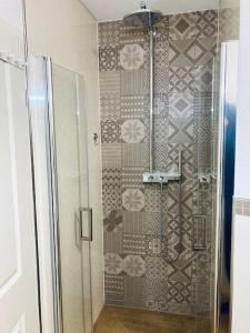 La salle de bains est pourvue d'une douche avec une porte en verre. dans l'établissement Ferienwohnung, à Albstadt