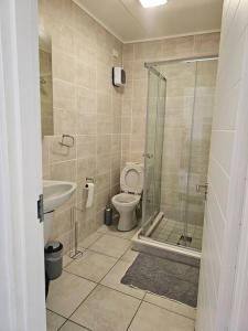 Kylpyhuone majoituspaikassa Outerspaces- 2 Bedroom apartment-Sandton