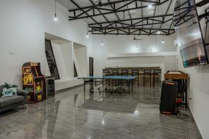 ein Zimmer mit einer Tischtennisplatte und einem Videospiel in der Unterkunft Vida Palace in Jacó