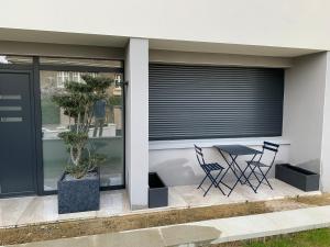 Patio lub wspólna przestrzeń na świeżym powietrzu w obiekcie Maison d architecte avec spa