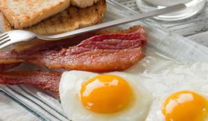 um prato de ovos, bacon e torradas em Drumcoo Guest House em Enniskillen
