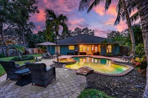 ein Haus mit Pool im Hof in der Unterkunft Nautical Escape! Private pool home with a tropical backyard oasis! in Bradenton