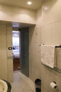 een badkamer met een wastafel en een handdoek aan een muur bij TOUT KING PYRIMDS VIEW in Caïro