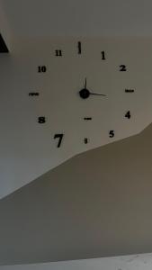 un reloj en el techo de una habitación en casavacanze dolcevita, en Agropoli