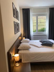 2 camas en un dormitorio con ventana en Hotel Locanda dei Mulini, en Novazzano
