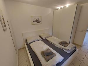 2 camas en una habitación con espejo en Romantic apartment with big terrace and garden view, en Viena
