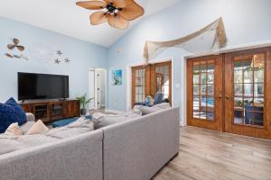 Μια τηλεόραση ή/και κέντρο ψυχαγωγίας στο Nautical Escape! Private pool home with a tropical backyard oasis!