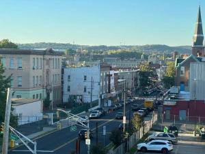 - une vue sur une ville avec des voitures garées dans une rue dans l'établissement The Chic Suite - 1BR with Luxe Amenities, à Paterson