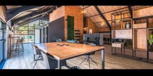 una gran cocina con una mesa de madera en una habitación en Outer Space - 1 bedroom Luxurious Apartment in Sandton, en Sandown