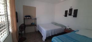 Un pat sau paturi într-o cameră la Habitación Privada en Flores