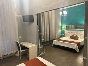 ein Schlafzimmer mit einem Bett, einem Tisch und einem Stuhl in der Unterkunft Villa Giovanna Citylife Milano in Mailand