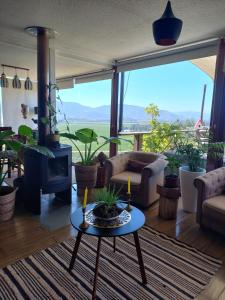 een woonkamer met een tafel en een open haard bij Colchagua D'vino in Santa Cruz