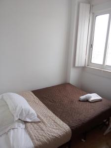 Tempat tidur dalam kamar di Double room in the center of Lisbon