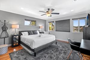 Ένα ή περισσότερα κρεβάτια σε δωμάτιο στο Executive Retreat - Renovated - Spacious - Views