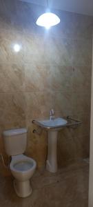 een badkamer met een toilet en een wastafel bij Hostel Horizonte Ceará in Horizonte