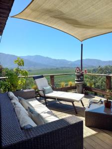 un patio con sofá, mesa y sombrilla en Colchagua D'vino, en Santa Cruz