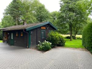 un pequeño edificio con entrada en un parque en Schwedenhaus Dammer Berge, en Damme