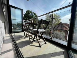 einen Balkon mit 2 Stühlen und einem Tisch auf dem Balkon in der Unterkunft Ultra modern apartment near Southsea seafront in Portsmouth