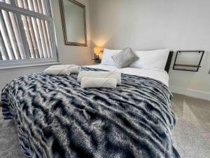 Tempat tidur dalam kamar di Ultra modern apartment near Southsea seafront