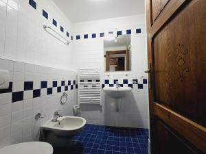 a bathroom with a toilet and a sink at Appartamenti e camere del Re e della Regina - Grand Hotel Ceresole Reale in Ceresole Reale +83 photos