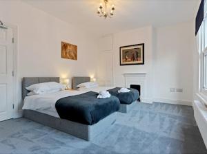 Postel nebo postele na pokoji v ubytování 5* Fully furnished 5 bedroom service accommodation/holiday home - Sleeps up to 10 guests