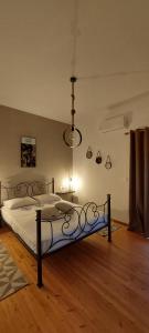1 dormitorio con 1 cama con lámpara de araña en Buenavista apartment, en Ýpsos