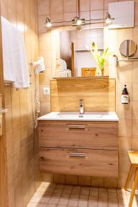 ein Bad mit einem Waschbecken und einem Spiegel in der Unterkunft Gasthaus-Pension Seeklause in Ramsau bei Berchtesgaden