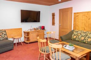 sala de estar con sofá y mesa en Gasthaus-Pension Seeklause, en Ramsau