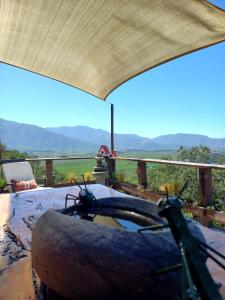 um pátio com uma banheira de hidromassagem e vista para as montanhas em Colchagua D'vino em Santa Cruz