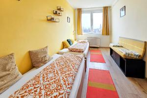 um quarto com duas camas e um banco em Market Apartman Sopron em Sopron