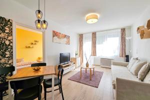 uma sala de estar com um sofá e uma mesa em Market Apartman Sopron em Sopron
